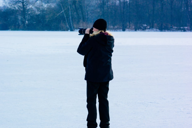 在风景上拍摄冰的女人的后视图图片下载