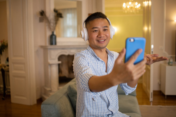 一个兴奋的人欣赏音乐的画像图片下载