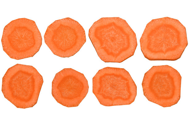 不小心切好的胡萝卜。在白色背景上孤立的碎片。图片下载