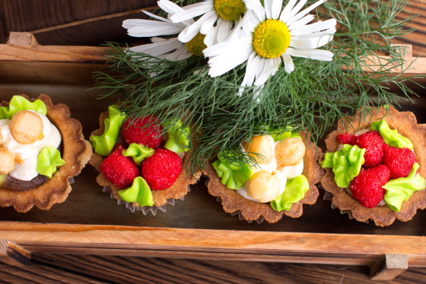 复古风格的甜品陈列在木架子上。乡村糕点店风格图片下载