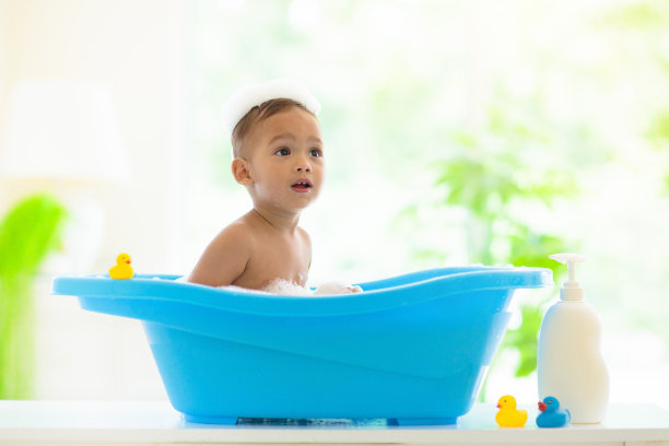 男婴在洗澡。母亲给婴儿洗澡。图片下载