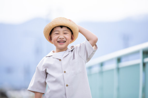 微笑的男孩图片下载