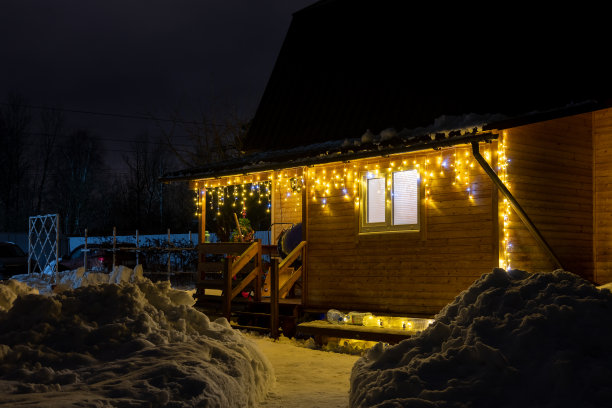 夜晚木屋上的圣诞彩灯图片下载
