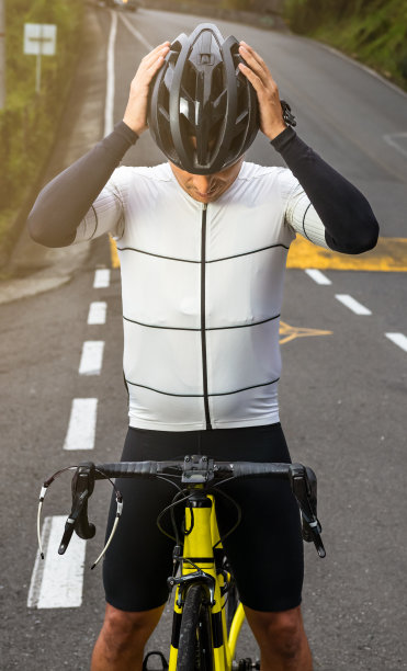 “准备骑行:骑自行车的人戴上头盔，安全出行。图片下载