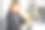 年轻的亚洲商业女性在咖啡馆使用电子平板电脑工作图片下载