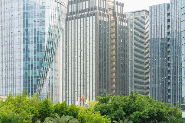 绿树与城市办公楼图片下载