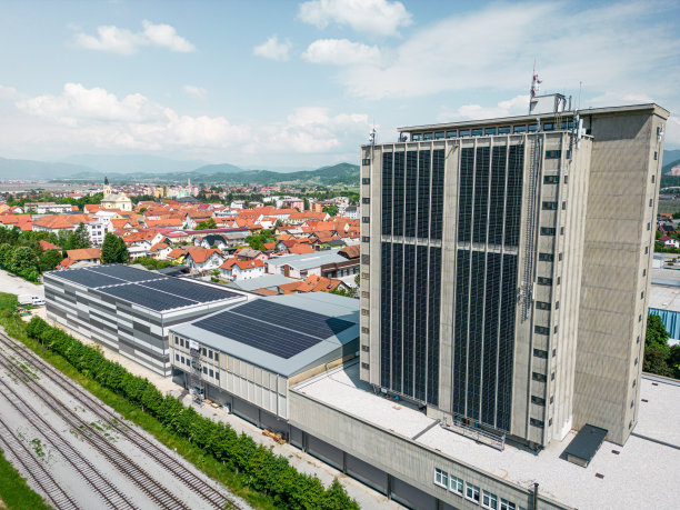 一座覆盖着太阳能电池板的现代化工厂的鸟瞰图图片下载