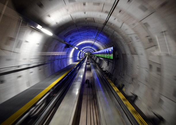 隧道-在铁路隧道内快速移动图片下载