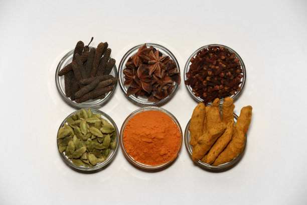 一套干印度香料在服务盘桌面视图图片下载