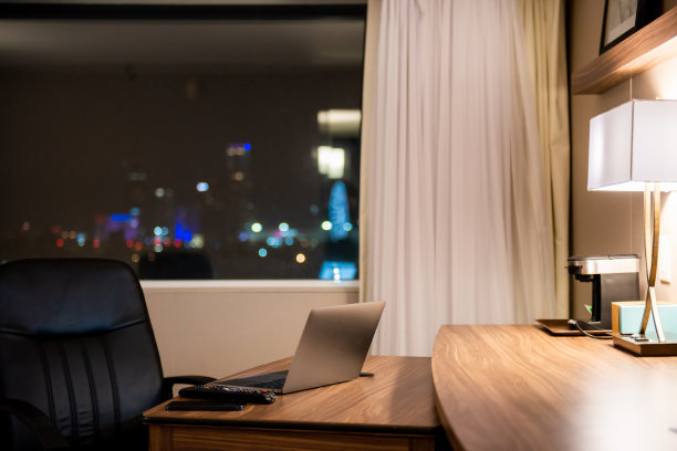 笔记本电脑在酒店房间的桌子上图片下载