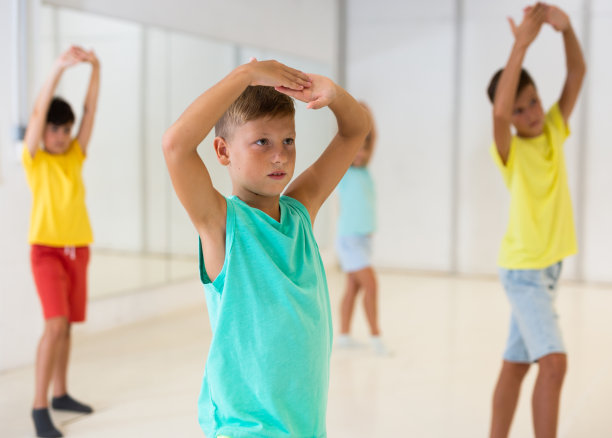 一群时髦的孩子一边上编舞课，一边学习现代舞。舞蹈工作室图片下载