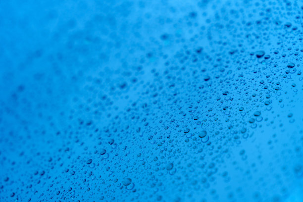 一幅完整的画面捕捉了蓝色背景上水滴形成的纹理图片下载