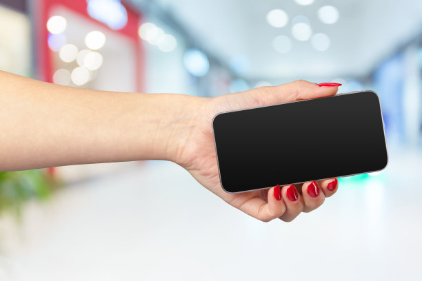模拟智能手机与空白屏幕在女人的手中图片下载