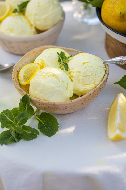 碗里的柠檬冰淇淋。自制柑橘柠檬冰淇淋加薄荷。图片下载