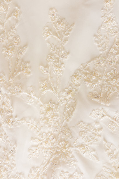 精致的垂直婚礼背景缎面与镂空花边和刺绣。婚礼的概念和布置为设计。图片下载