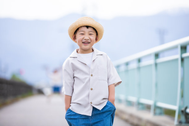 微笑的男孩图片下载