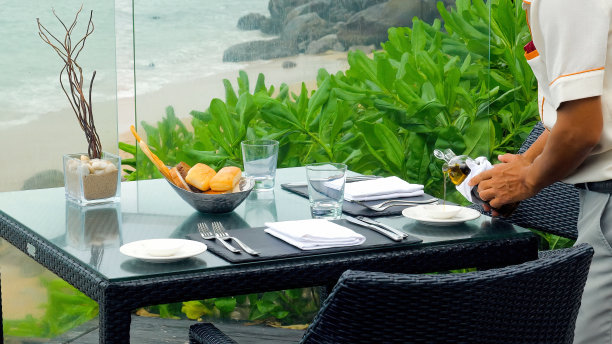 服务员在一家海景餐厅服务图片下载