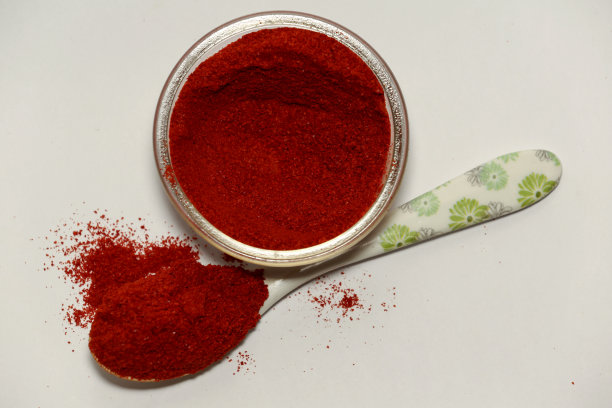 红辣椒在玻璃碗孤立在白色背景图片下载