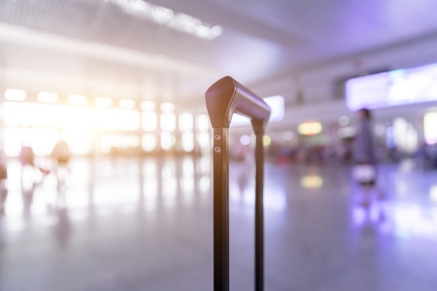 手提箱在高铁候车厅，选择性重点图片下载