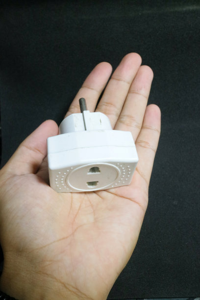 白色的电源插座已经磨损图片下载