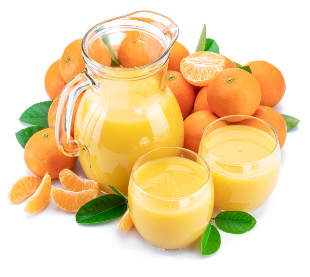 杯子和玻璃瓶的新鲜橘子汁和橘子水果孤立在白色的背景。图片下载