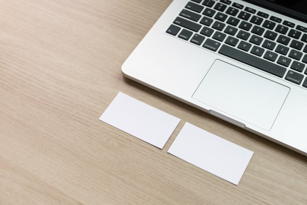 会议室桌上放着一台笔记本电脑，递上一张横着的名片。空白卡片，模型图片下载