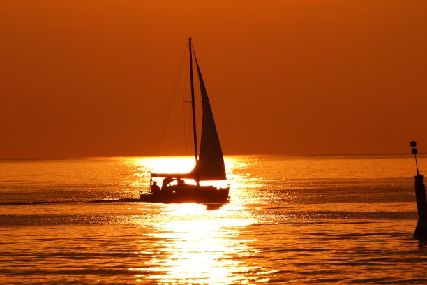 船的剪影在橙色的天空图片下载