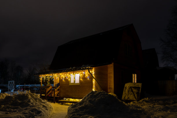 夜晚木屋上的圣诞彩灯图片下载