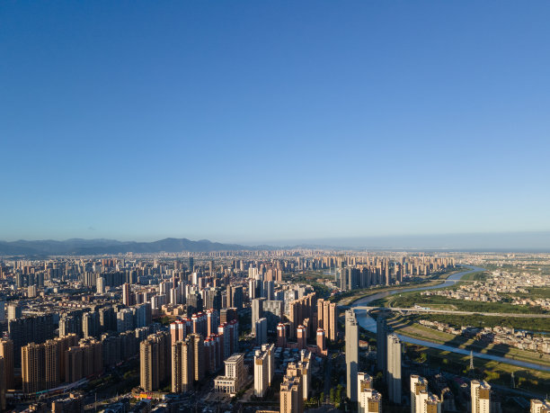 黄昏时城市高层建筑鸟瞰图图片下载