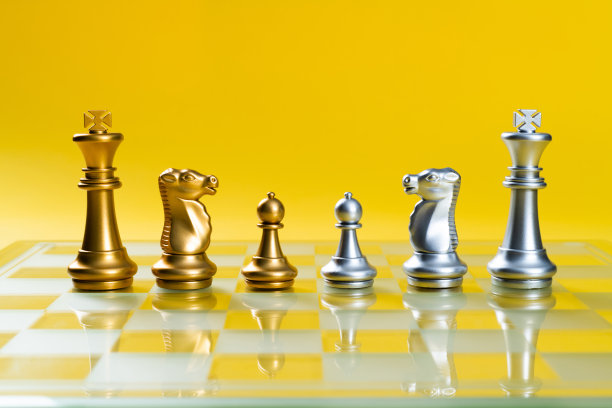 棋盘上的金银棋子图片下载