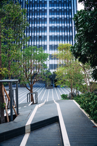 绿树环绕的购物区图片下载