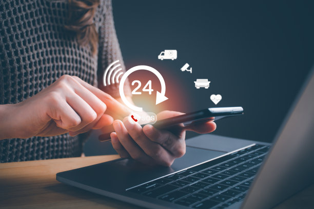 家里的紧急应用程序，电话，智能手机上的紧急应用程序，技术。老手触摸手机和求助概念。图片下载