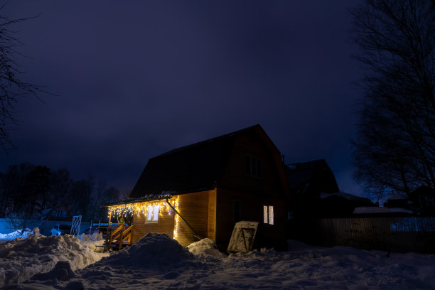 夜晚木屋上的圣诞彩灯图片下载