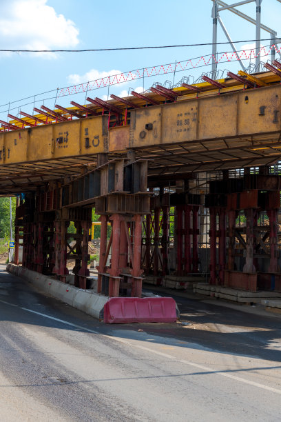 空马路上的一座在建大桥图片下载
