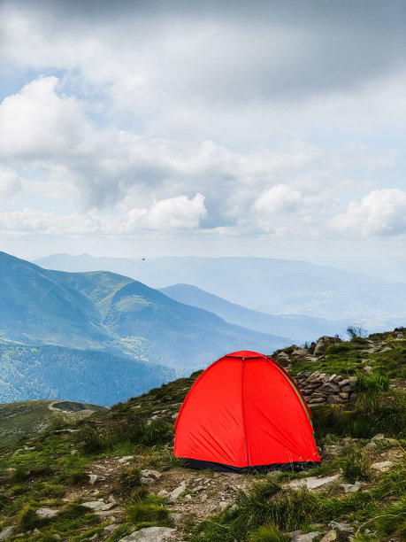 山顶上明亮的帐篷图片下载