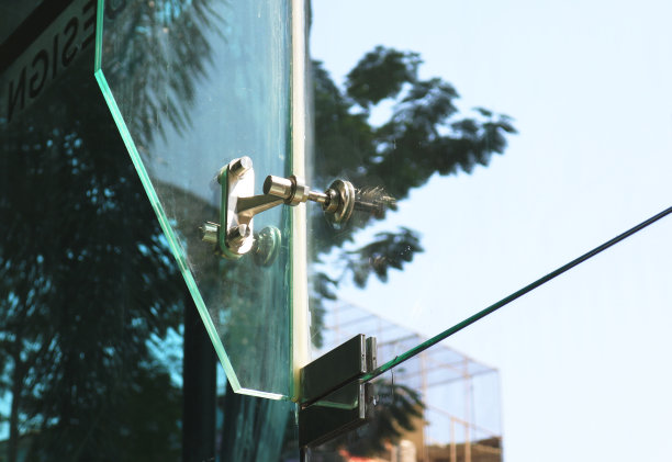 安装在玻璃墙上的蜘蛛配件。图片下载