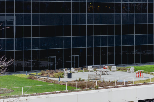 波特兰市中心的绿色办公楼图片下载