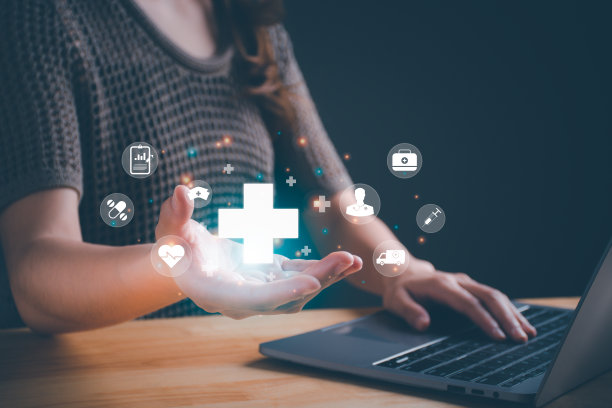 女人手持医疗保健图标的加号图标。医疗保健，获得健康福利以及健康和医疗保险的概念。图片下载