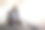 一名女游客背着背包查看航班时刻表，以确定起飞时间。单身女性旅行或背包客主题。后视图肖像。人工智能生成图片下载