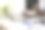 在办公室里，坐在木桌前用笔记本电脑工作的年轻女性是一名商人，她分析文件和图表，用笔记本电脑和计算器工作。远程图片图片下载