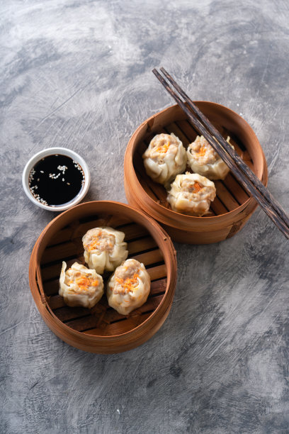 中国蒸饺子或点心在竹蒸笼在黑暗的抽象背景图片下载