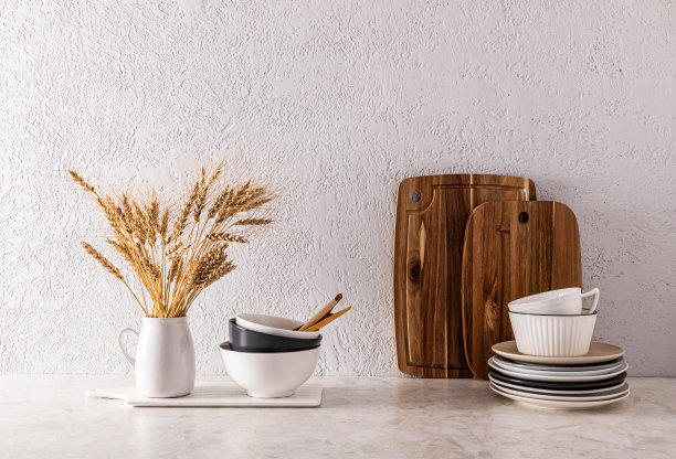 时尚的现代厨房背景。厨房台面上的环保物品和用具。舒适舒适的室内设计。图片下载