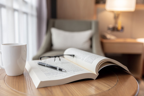 空房间的圆桌上放着咖啡和书图片下载
