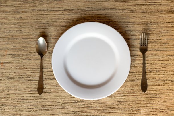 餐盘与勺子和叉子在桌子上平放顶视图图片下载