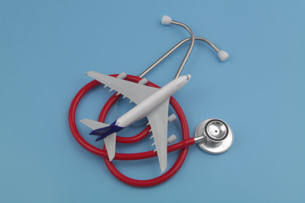 蓝色背景上红色听诊器的飞机。图片下载