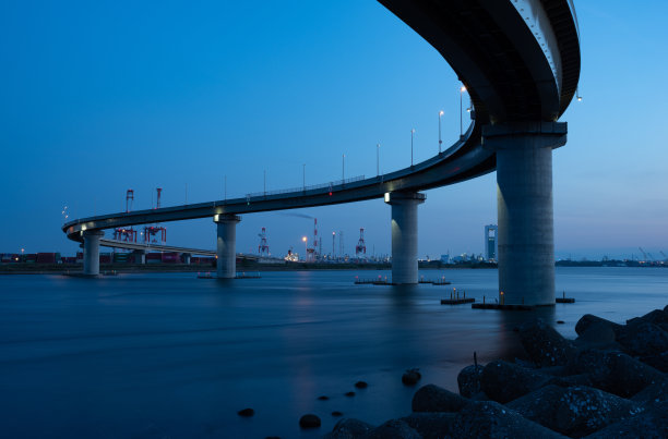 海上道路的夜景图片下载