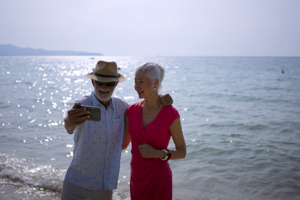 老年夫妇在海滩上闲逛。图片下载