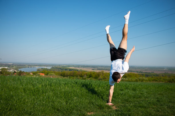 一个人单手站立，一边欣赏美景，一边锻炼身心图片下载