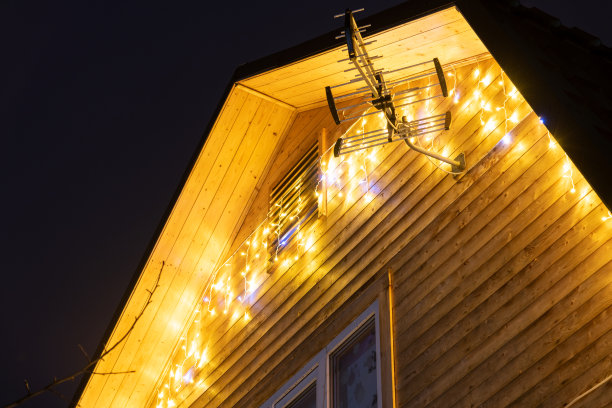 夜晚木屋上的圣诞彩灯图片下载