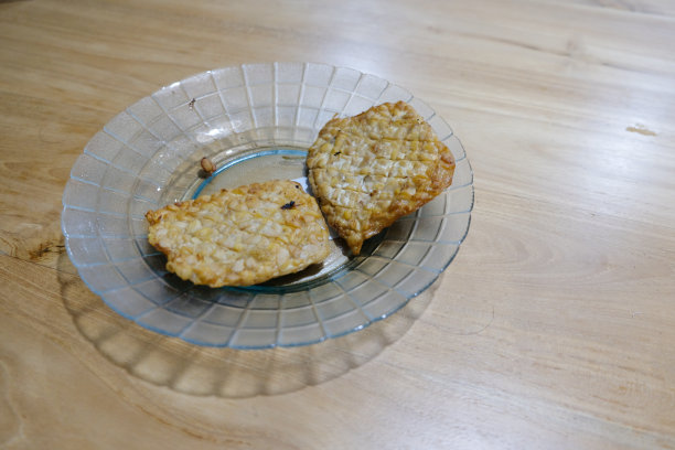 印尼传统美食tempe goreng，即油炸发酵豆饼图片下载